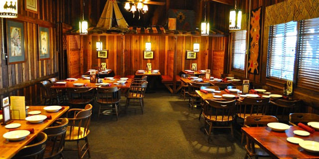 An interior photo of the banquet room at Roseville Cattlemens 